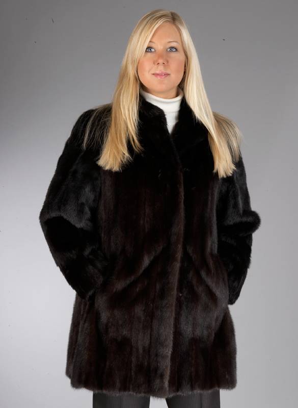 Nerzlongjacke, Gr. ca. 40, lÄngsverarbeitet dunkelbraune Felle, dunkelbaraunes Innenfut- ter, 2 seitl. Einschubtaschen, RÜckenl. ca. 83 cm