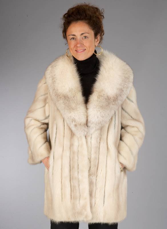 Nerz-Longjacke, Gr. 38, beigefarb. Felle, Kragen aus Blaufuchs, graues Innenfutter, Yves Saint Laurent, 2 seitl. Einschubtaschen, ...