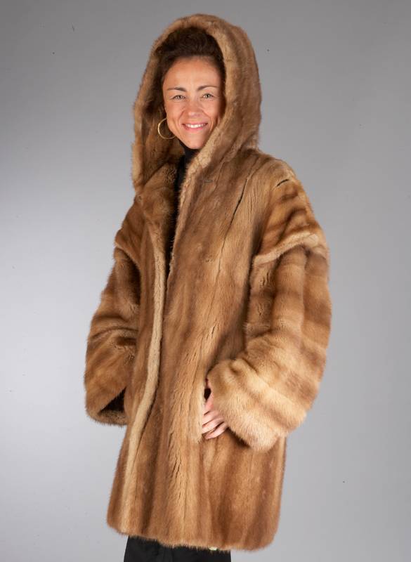 Braune Nerzjacke mit Kapuze, Gr. ca. 42, Felle lÄngs verarbeitet mit Wildleder ab- gesetzt, braunes Innenfutter, NÄhte z.T. offen, 2 ...