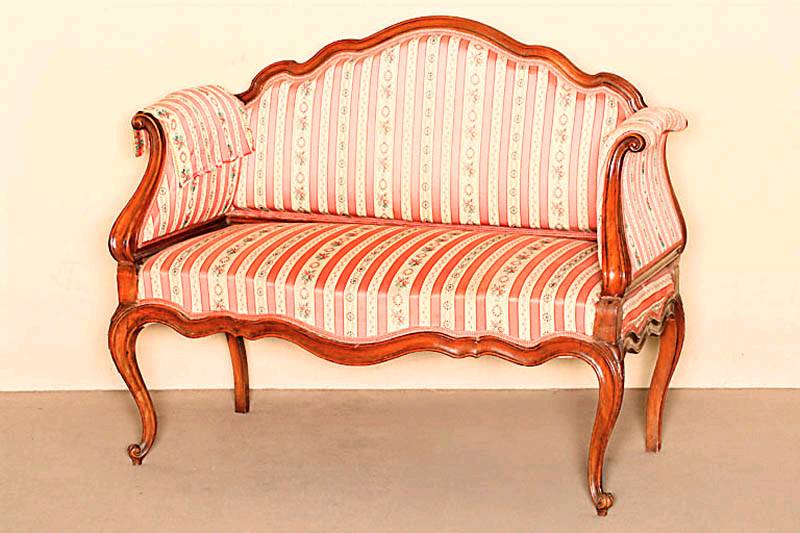 2-sitzer Couch, deutsch, um 1890/1900, nach franzÖsischem Vorbild, Rokokostil, Nußbaum massiv, Zarge 6-fach geschweift, geschweifte Beine, ...