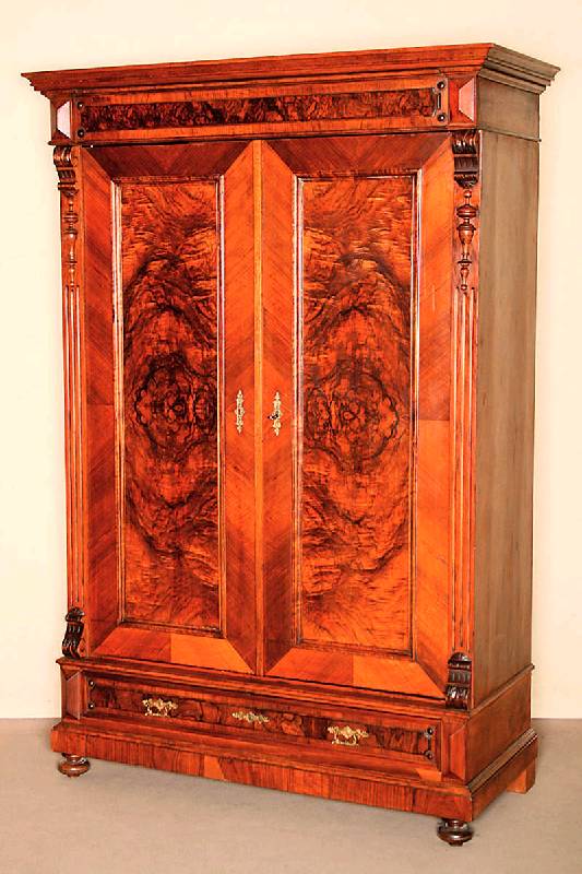 2-tÜriger GrÜnderzeitschrank, deutsch, um 1880/90, Korpus Weichholz, Wurzelnußfurnier gespiegelt bzw. doppelt gespiegelt verlegt, ...