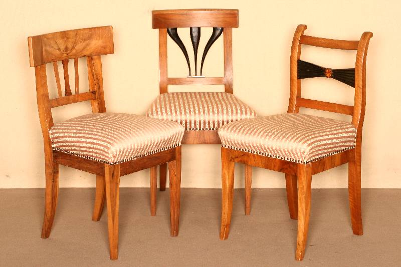 FrÜhbiedermeierstuhl, sÜddeutsch, um 1810/15, Korpus Weichholz bzw. Arbeitsteile Nußbaum massiv, Nußbaumfurnier, elegante klassische Form, ...