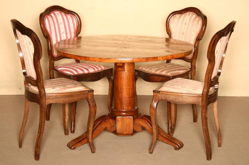 FrÜhbiedermeiertisch, deutsch, um 1820/25, z.T. Nußbaum massiv, MittelsÄule im dorischen Stil, drei Ausleger, diese doppelt gerillt, in ...