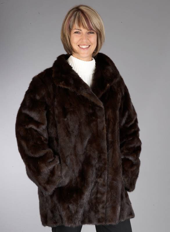 Nerzlongjacke, Gr. ca. 50, dunkelbraune Klauen, schwarzes Innenfutter, Kragen, 2 seitl. Einschubtaschen, RÜckenl. ca. 80 cm