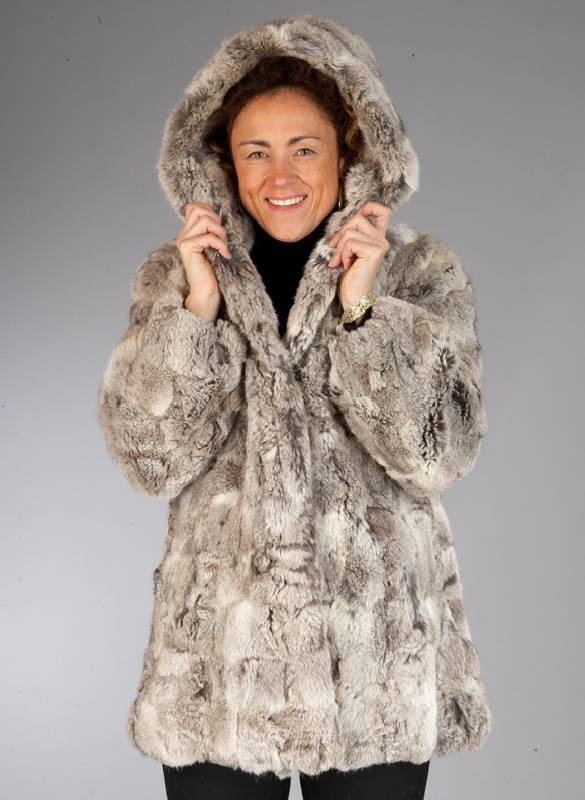 Chinchilla-Jacke mit Kapuze, Gr. ca. 38, graue Felle, graues Innenfutter, Kragen, Ärmel mit Gummizug, 2 seitl. Einschubtaschen, am Innenrand ...