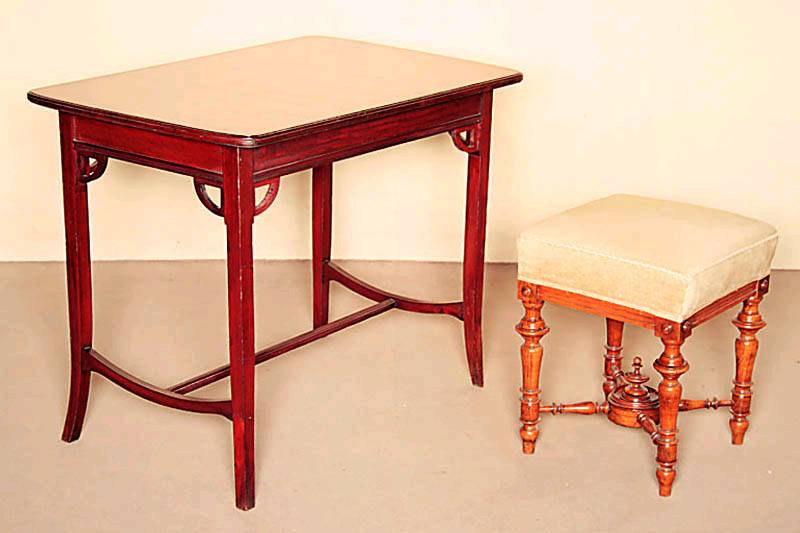 Hocker, deutsch, um 1880/90, GrÜnderzeit, Nußbaum massiv, reiche Drechselarbeit, Beine in sich verschrÄnkt, mit Zierteil, Polsterung und Bezug ...