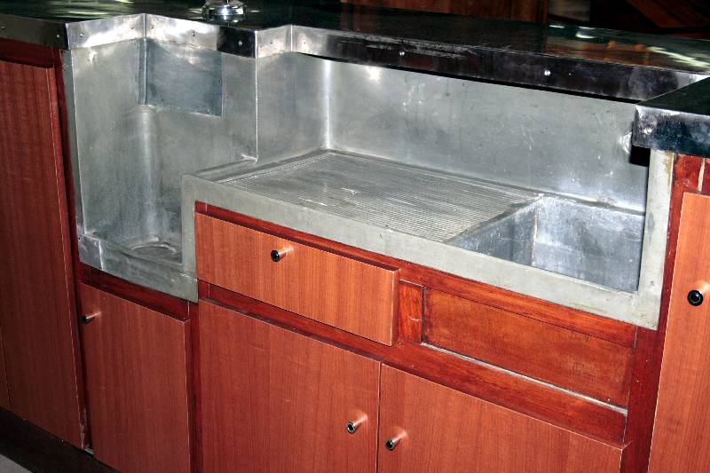 Detail a: ArtDeco-Bar, Frankreich, um 1935, stilrein und zeittypisch, Korpus Weichholz/Hartholz, Palisander- und Makasarfurnier, z.T. intarsienhaft verlegt, ...