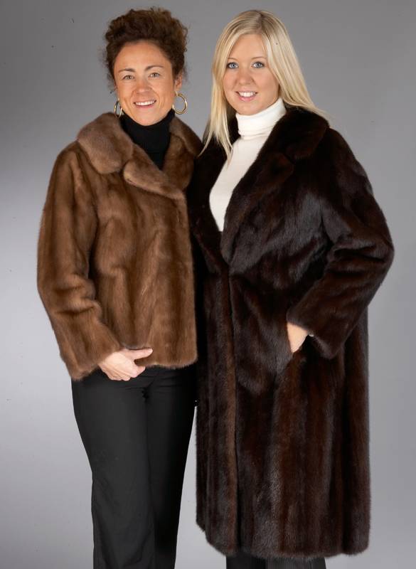 Konvolut Nerzmantel und Nerzjacke, Gr. 38, 1 x dunkelbrauner Nerzmantel, lÄngsverar- beitete Felle, braunes Innenfutter mit flo- raler ...