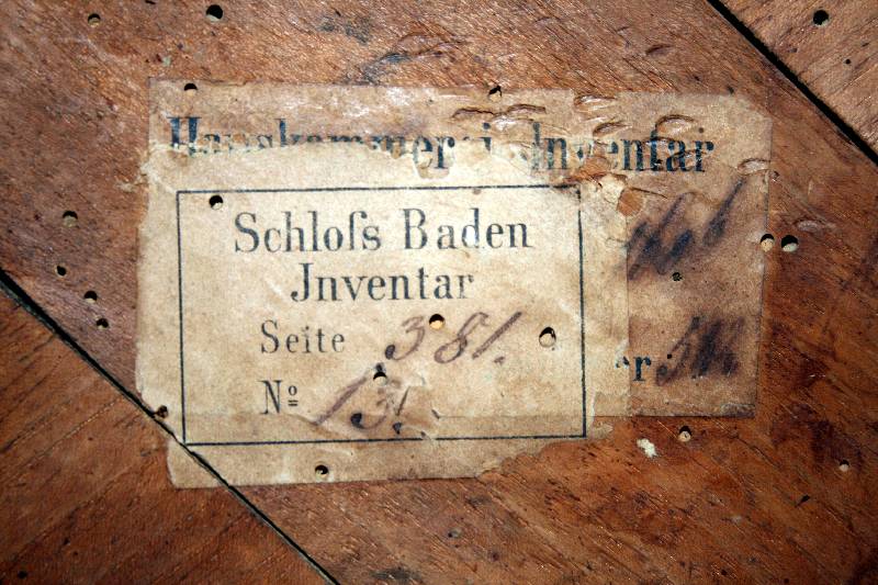 Detail a: Satz aus sechs Stühlen, süddeutsch/Baden, um 1720, aus dem Schloß Baden, Nußbaum massiv, Unterteil allseitig geschwungen, sogenannte Geißfüße, ...