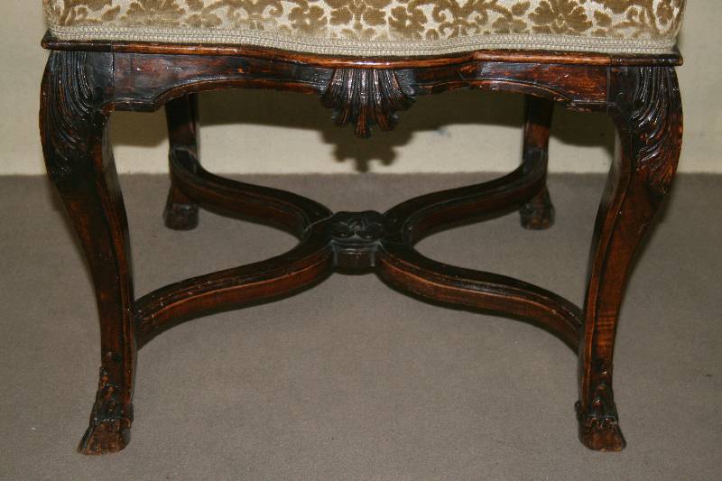 Detail b: Satz aus sechs Stühlen, süddeutsch/Baden, um 1720, aus dem Schloß Baden, Nußbaum massiv, Unterteil allseitig geschwungen, sogenannte Geißfüße, ...