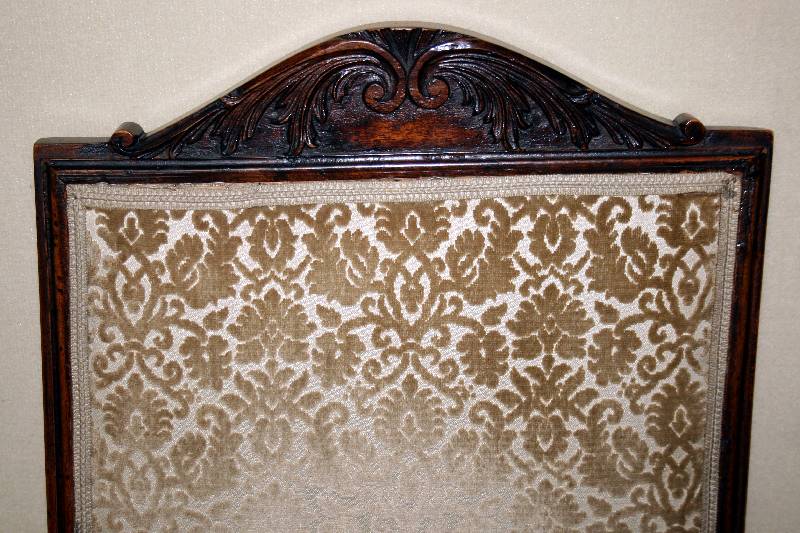 Detail c: Satz aus sechs Stühlen, süddeutsch/Baden, um 1720, aus dem Schloß Baden, Nußbaum massiv, Unterteil allseitig geschwungen, sogenannte Geißfüße, ...