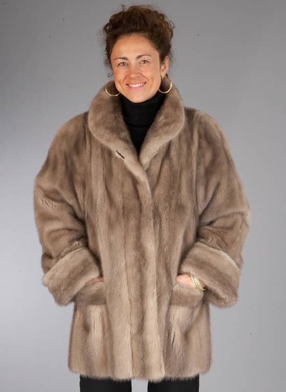 Nerzlongjacke, braunbeige, Gr. ca. 40, Ärmel mit Umschlag, graues Innenfutter, RÜckenl. ca. 74 cm, großer Knopf