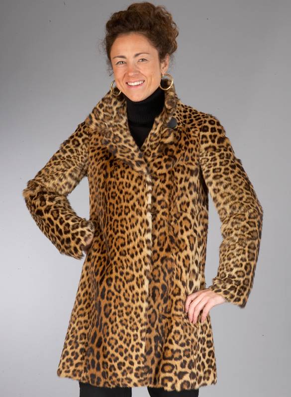 Kurzmantel aus Leopard, Gr. 36, dunkelbraunes Innenfutter, Innenlabel Koll Kaiserslautern, Kragen, 2 seitl. Einschub- taschen, RÜckenl. ca. 87 ...