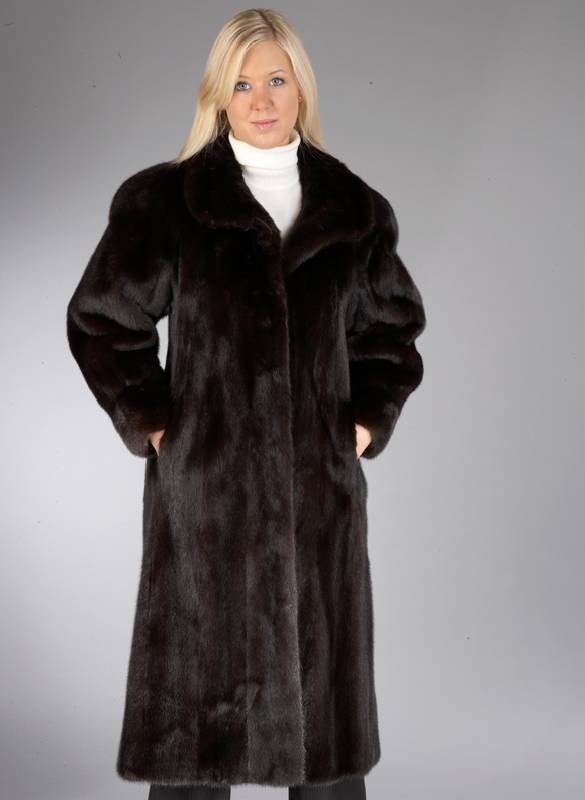 Dunkelbrauner Nerzmantel, Saga Mink, Gr. 38/40, Label Fabiani Pelzdesign, Ärmel mit BÜndchen, RÜckenl. ca. 116 cm, Innen futter mit gestickem ...