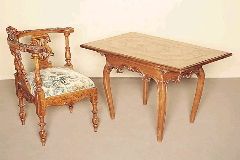 Ziertisch, westdeutsch, Unterteil um 1750, Oberteil 1770/80, Unterteil Beine gekürzt, Nußbaum massiv, original Zarge, mit eleganter ...