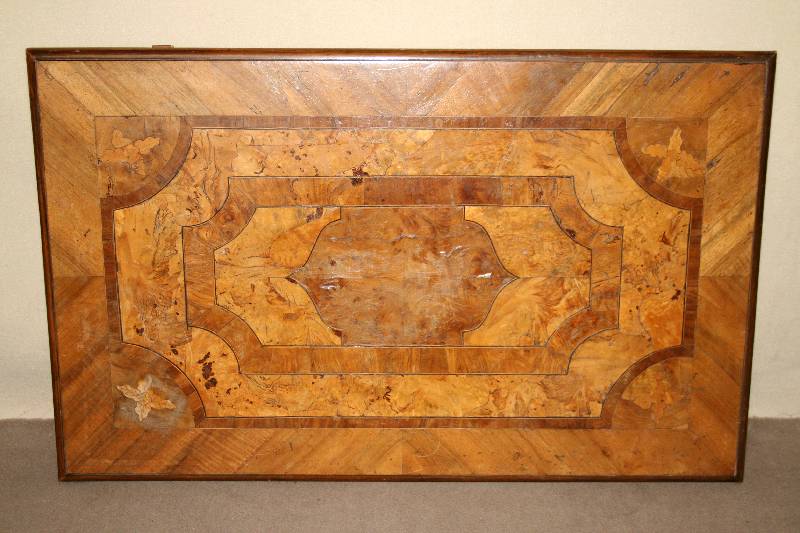 Detail a: Ziertisch, westdeutsch, Unterteil um 1750, Oberteil 1770/80, Unterteil Beine gekürzt, Nußbaum massiv, original Zarge, mit eleganter ...