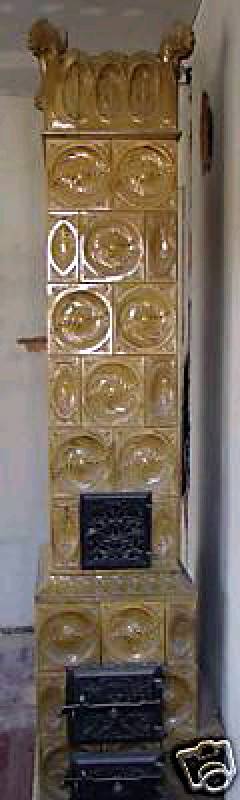 Detail b: Kachelofen, deutsch/wohl Meissen, um 1900, Jugendstil mit Renaissanceelementen, frei interpretiert, in sich 3-fach geteilt, Unter- und Mittelteil ...