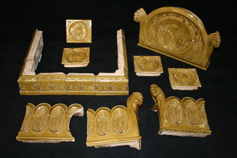 Detail c: Kachelofen, deutsch/wohl Meissen, um 1900, Jugendstil mit Renaissanceelementen, frei interpretiert, in sich 3-fach geteilt, Unter- und Mittelteil ...