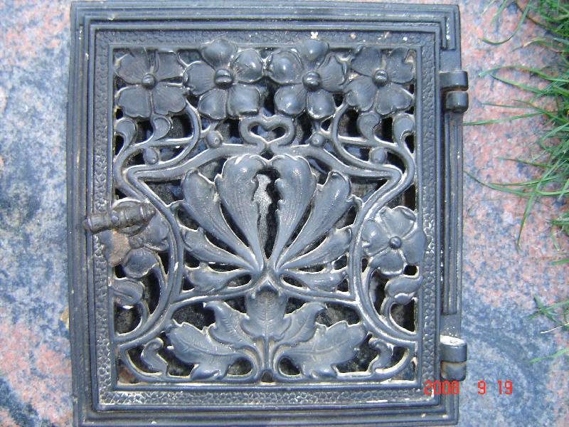 Detail d: Kachelofen, deutsch/wohl Meissen, um 1900, Jugendstil mit Renaissanceelementen, frei interpretiert, in sich 3-fach geteilt, Unter- und Mittelteil ...