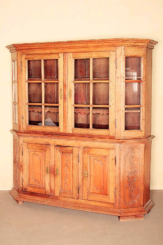 Prahlhans/Aufsatzschrank, wohl Siegerland, Unterteil um 1760, Oberteil um 1730/40, Oberteil versprosst, original Einlegebretter mit LÖffelrillen, ...