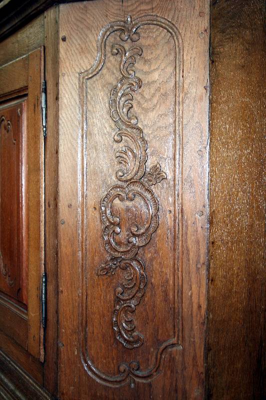 Detail a: Prahlhans/Aufsatzschrank, wohl Siegerland, Unterteil um 1760, Oberteil um 1730/40, Oberteil versprosst, original Einlegebretter mit LÖffelrillen, ...