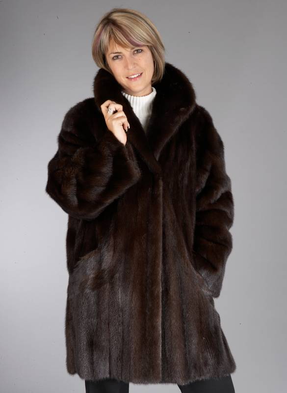 Dunkelbraune Nerzjacke, Gr. ca. 42, 2 Ein- schubtaschen, schachbrettartiges Innenfutter, RÜckenlÄnge ca. 85 cm