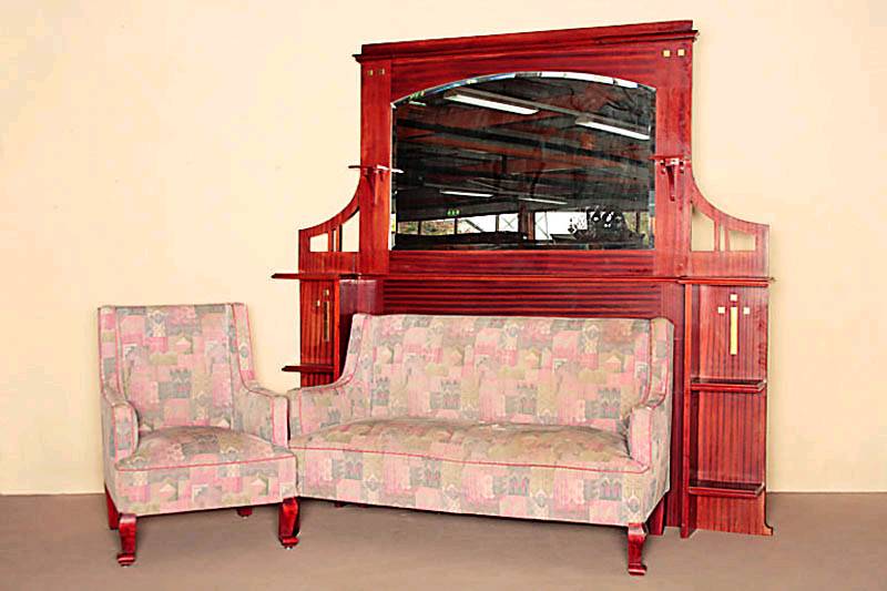 SofaÜberbau, deutsch/MÜnchen, um 1902/03, mit zwei Sesseln, Jugendstil, in der Auffassung von Max Leuger bzw. Bruno Paul, Mahagoni massiv, ...