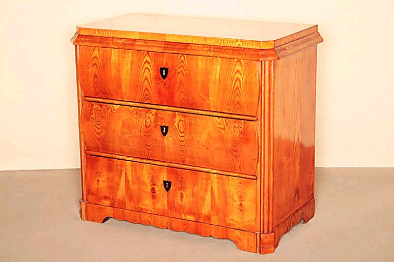 3-schÜbige Kommode, mitteldeutsch/wohl ThÜrigen, um 1835/40, Korpus Weichholz, zwei Schubladen horizontal gebaucht, Ecken gerieft, abgeplattet, ...