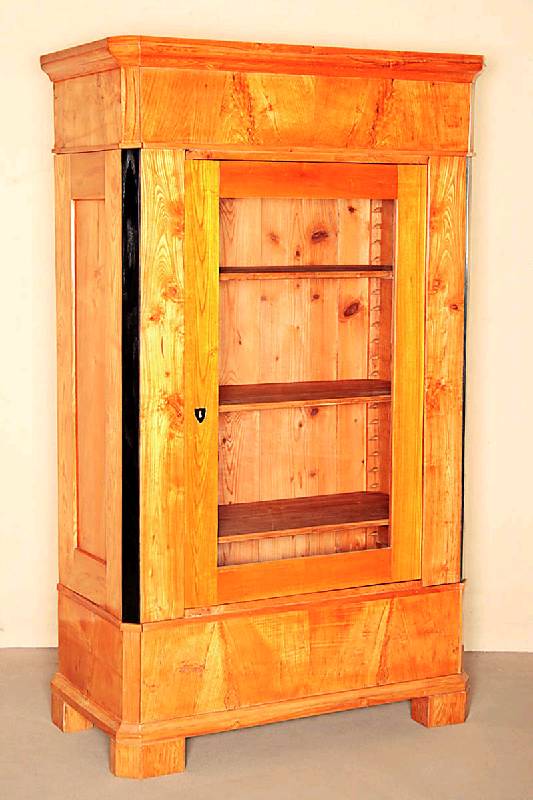 Wäscheschrank, mitteldeutsch, um 1830/40, Ecken abgeschrägt, Korpus Weichholz, Rüsterfurnier, z.T. gespiegelt bzw. doppelt gespiegelt verlegt, ...