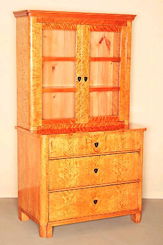 Aufsatzschrank, deutsch, um 1830, Spätbiedermeier, Korpus Weichholz, dickes Birkefurnier geflammt, original Schlüsselschilde in Ebenholz, schönes ...