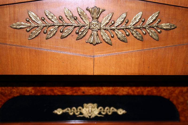 Detail b: SchranksekretÄr, Dresden/Raum Dresden, um 1825/35, reiner Klassizismus, Korpus Weichholz, Ahorn- und Ahornwurzelfurnier, allseitig gespiegelt ...