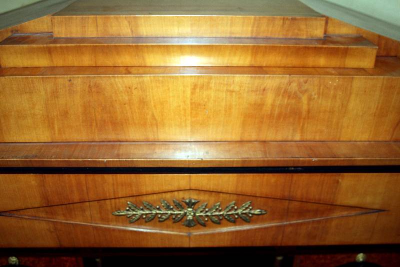 Detail c: SchranksekretÄr, Dresden/Raum Dresden, um 1825/35, reiner Klassizismus, Korpus Weichholz, Ahorn- und Ahornwurzelfurnier, allseitig gespiegelt ...