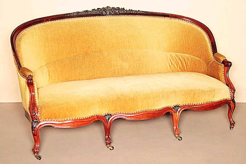 Hochherrschaftliche Couch, deutsch, um 1840/45 , Gestell Nußbaum und Palisander, z.T. massiv, in sich 3-fach geschweift, Leistenzierteile aus dem ...
