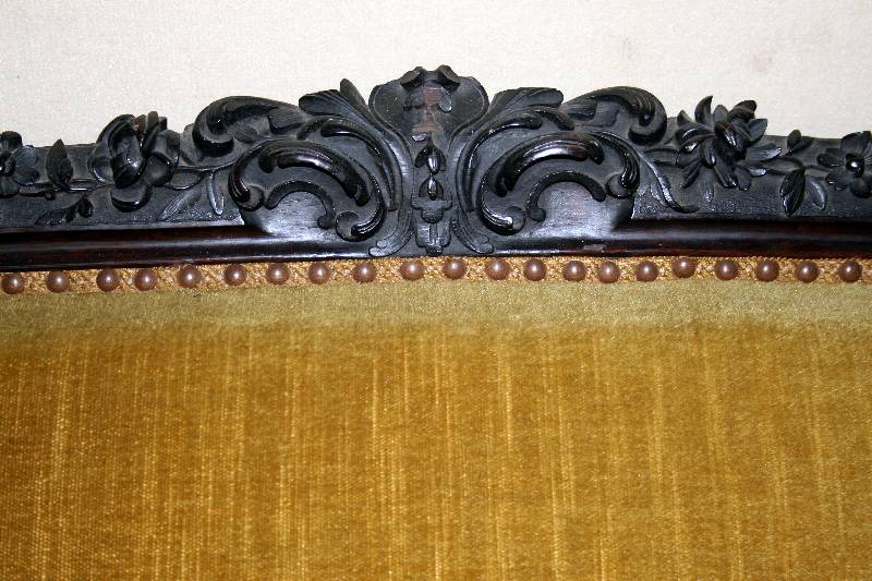 Detail a: Hochherrschaftliche Couch, deutsch, um 1840/45 , Gestell Nußbaum und Palisander, z.T. massiv, in sich 3-fach geschweift, Leistenzierteile aus dem ...
