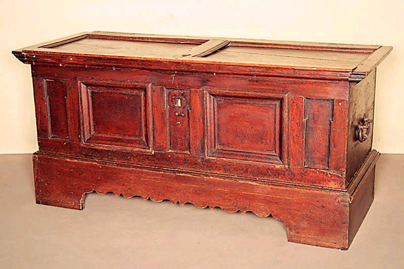 Linnentruhe, sÜddeutsch, um 1730/50, Eiche massiv, Front massiv gearbeitet, aufgesetzte Zierleisten, Mittel- und Seitenteil einfach verkrÖpft, ...