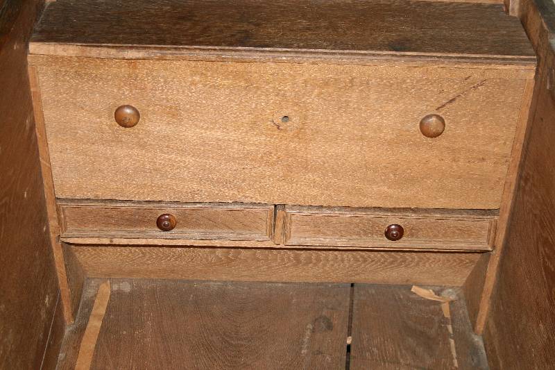 Detail a: Linnentruhe, sÜddeutsch, um 1730/50, Eiche massiv, Front massiv gearbeitet, aufgesetzte Zierleisten, Mittel- und Seitenteil einfach verkrÖpft, ...