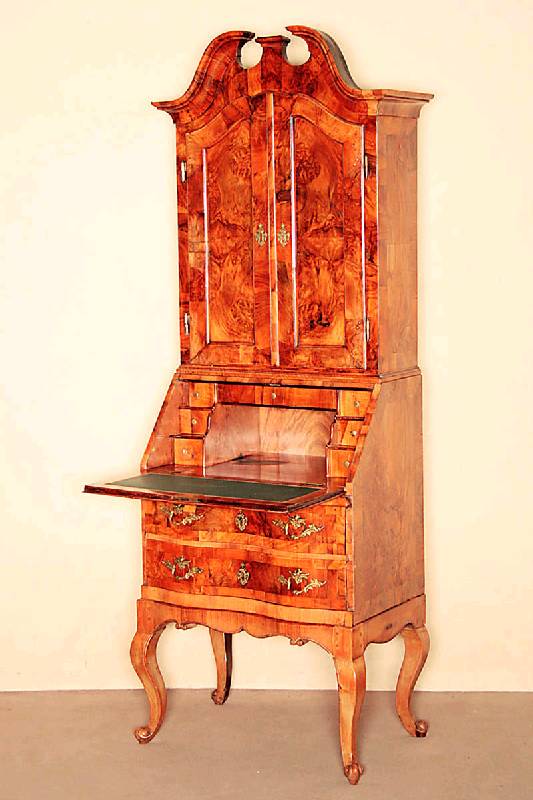 BarockaufsatzsekreÄtr, deutsch/Berlin, um 1730 , Nußbaum massiv, gerader doppelt geschweifter Korpus, 2-schÜbig, mit darÜberliegender ...