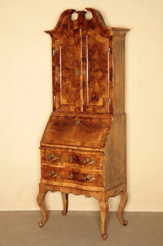 Detail a: BarockaufsatzsekreÄtr, deutsch/Berlin, um 1730 , Nußbaum massiv, gerader doppelt geschweifter Korpus, 2-schÜbig, mit darÜberliegender ...