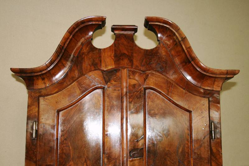 Detail b: BarockaufsatzsekreÄtr, deutsch/Berlin, um 1730 , Nußbaum massiv, gerader doppelt geschweifter Korpus, 2-schÜbig, mit darÜberliegender ...
