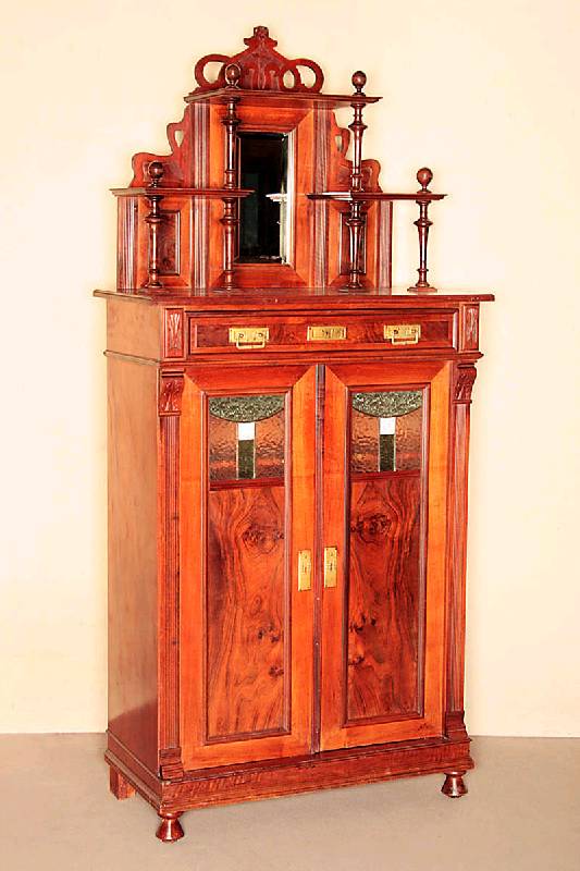 Aufsatzvertiko, deutsch, um 1910, Korpus Weichholz, Nußbaum furniert, auf KugelfÜßen, gerahmte TÜrfÜllungen, im oberen Bereich mit schÖner ...