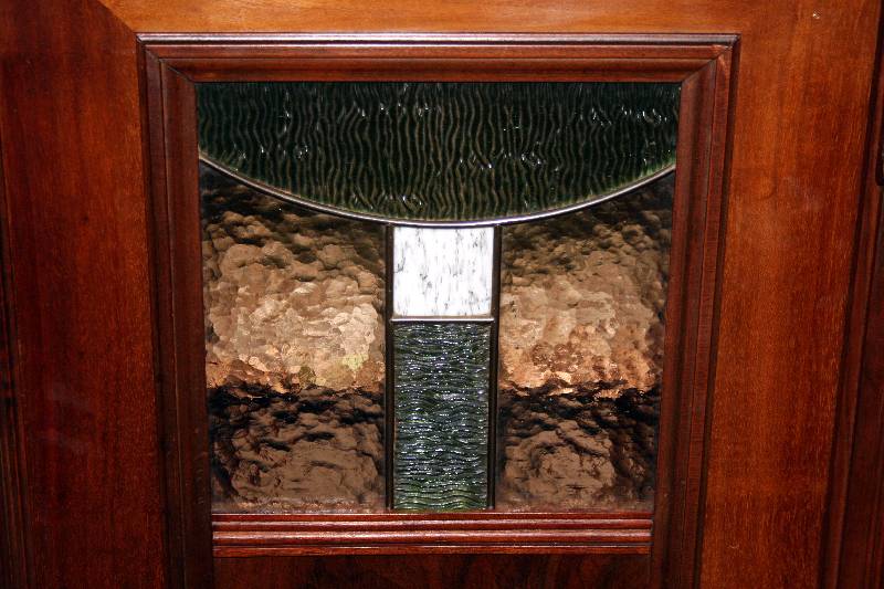 Detail a: Aufsatzvertiko, deutsch, um 1910, Korpus Weichholz, Nußbaum furniert, auf KugelfÜßen, gerahmte TÜrfÜllungen, im oberen Bereich mit schÖner ...