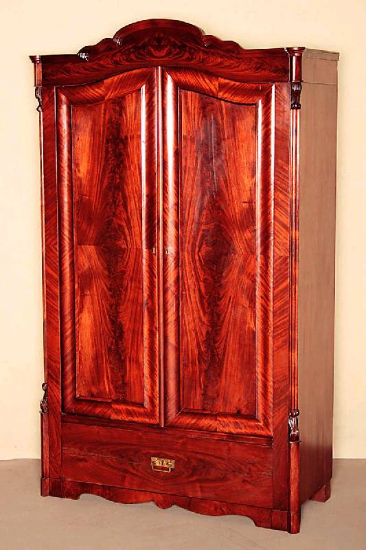 Schrank, deutsch, um 1860/70, Louis-Philippe , Korpus Weichholz, Mahagoni furniert, z.T. gespiegelt, verlegt, Lisenen abgeschrÄgt, in Voluten ...