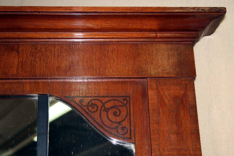 Detail a: Spiegel, deutsch, um 1910, Jugendstil, Korpus Weichholz, Nußbaum furniert, Lisenen karofÖrmig eingelegt, Kopfleiste 3-fach getreppt und gestuft, ...