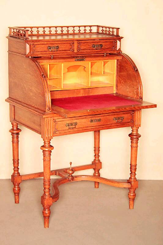 Damenschreibtisch, deutsch, um 1880, Korpus Eiche und Weichholz, Nußbaum furniert, auf gedrechselten Beinen, bogenfÖrmig verstrebt, mittig ...