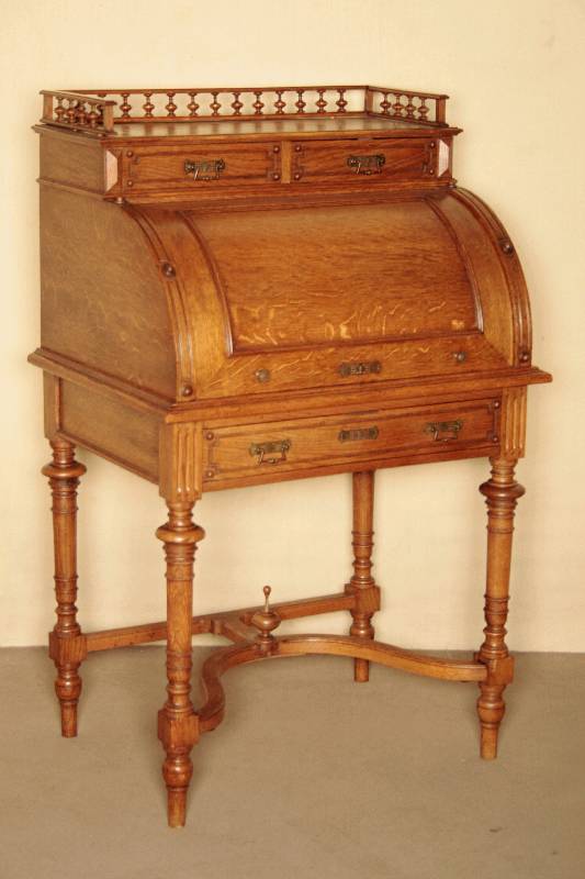 Detail a: Damenschreibtisch, deutsch, um 1880, Korpus Eiche und Weichholz, Nußbaum furniert, auf gedrechselten Beinen, bogenfÖrmig verstrebt, mittig ...