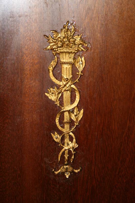 Detail a: Prunkvitrinenschrank, deutsch/wohl MÜnchen, um 1900/05, Korpus Weichholz, Mahagoni furniert , symetrischer Aufbau, Jugendstil, ausgewÄhltes ...