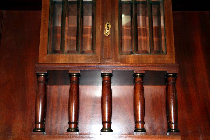 Detail b: Prunkvitrinenschrank, deutsch/wohl MÜnchen, um 1900/05, Korpus Weichholz, Mahagoni furniert , symetrischer Aufbau, Jugendstil, ausgewÄhltes ...