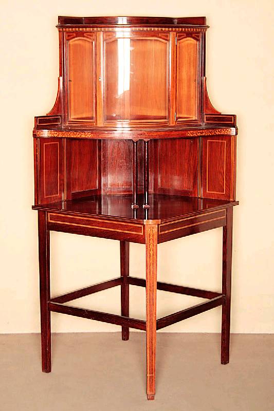 Eckvitrine, deutsch, um 1900, Jugendstil, Korpus Weichholz, Palisander furniert, z.T. massiv, auf leicht konischen Beinen, Aufsatz mittig getragen ...