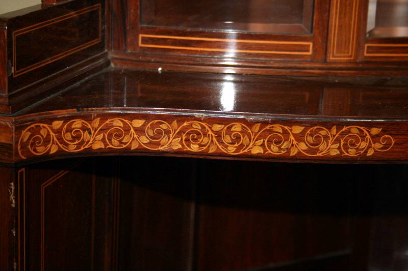 Detail a: Eckvitrine, deutsch, um 1900, Jugendstil, Korpus Weichholz, Palisander furniert, z.T. massiv, auf leicht konischen Beinen, Aufsatz mittig getragen ...
