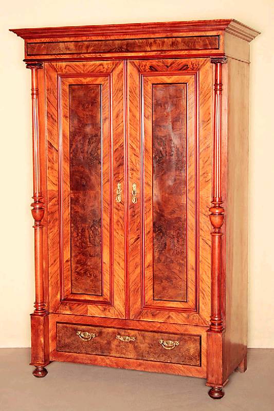 Schrank, deutsch, um 1880, GrÜnderzeit, Korpus Weichholz, Nußbaum furniert, TÜrfÜllungen kassettiert, und mit ausgesuchtem Wurzelnußfurnier, ...
